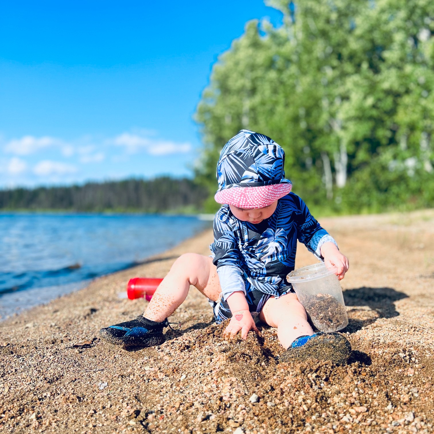 Enfant jouant sur la plage du lac du Phoque